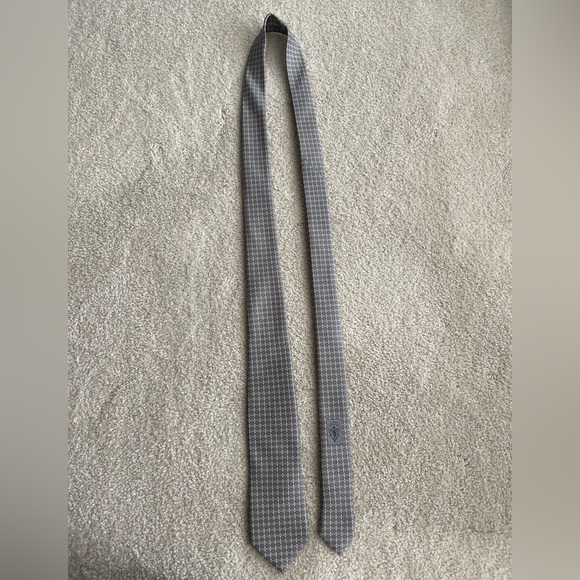 Men’s GUCCI tie - small grey and silver intricate design. - Picture 4 of 4
